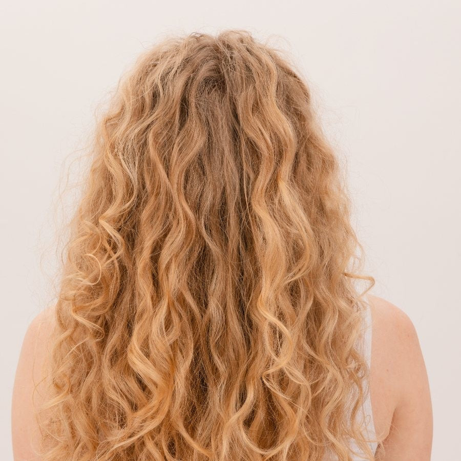 Boucles blondes après la Gelée Boucles Légères