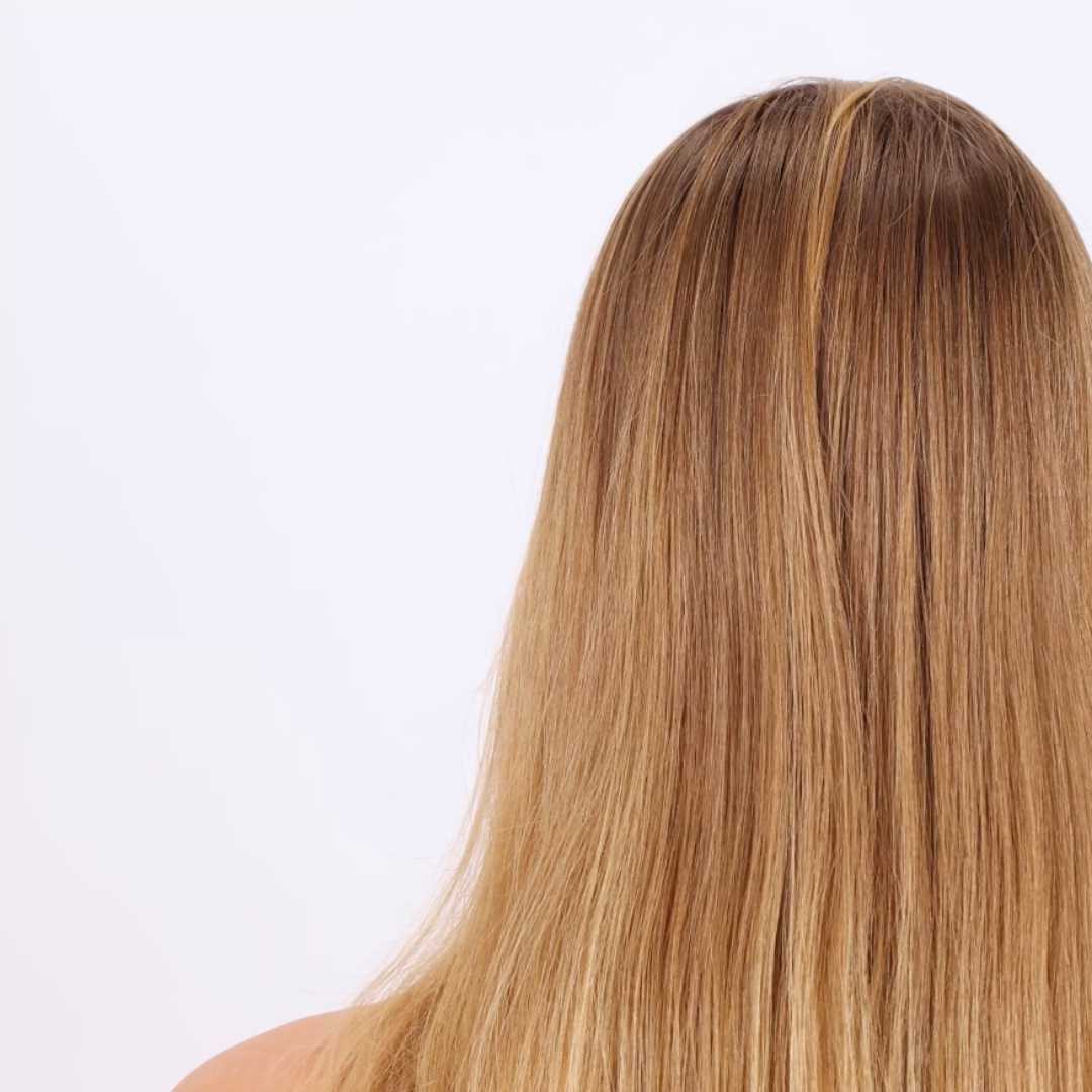 Femme cheveux blonds - LAO - Cheveux au naturel - Soins lavants 100% d'origine naturelle - Shampoing sans sulfate ni silicone