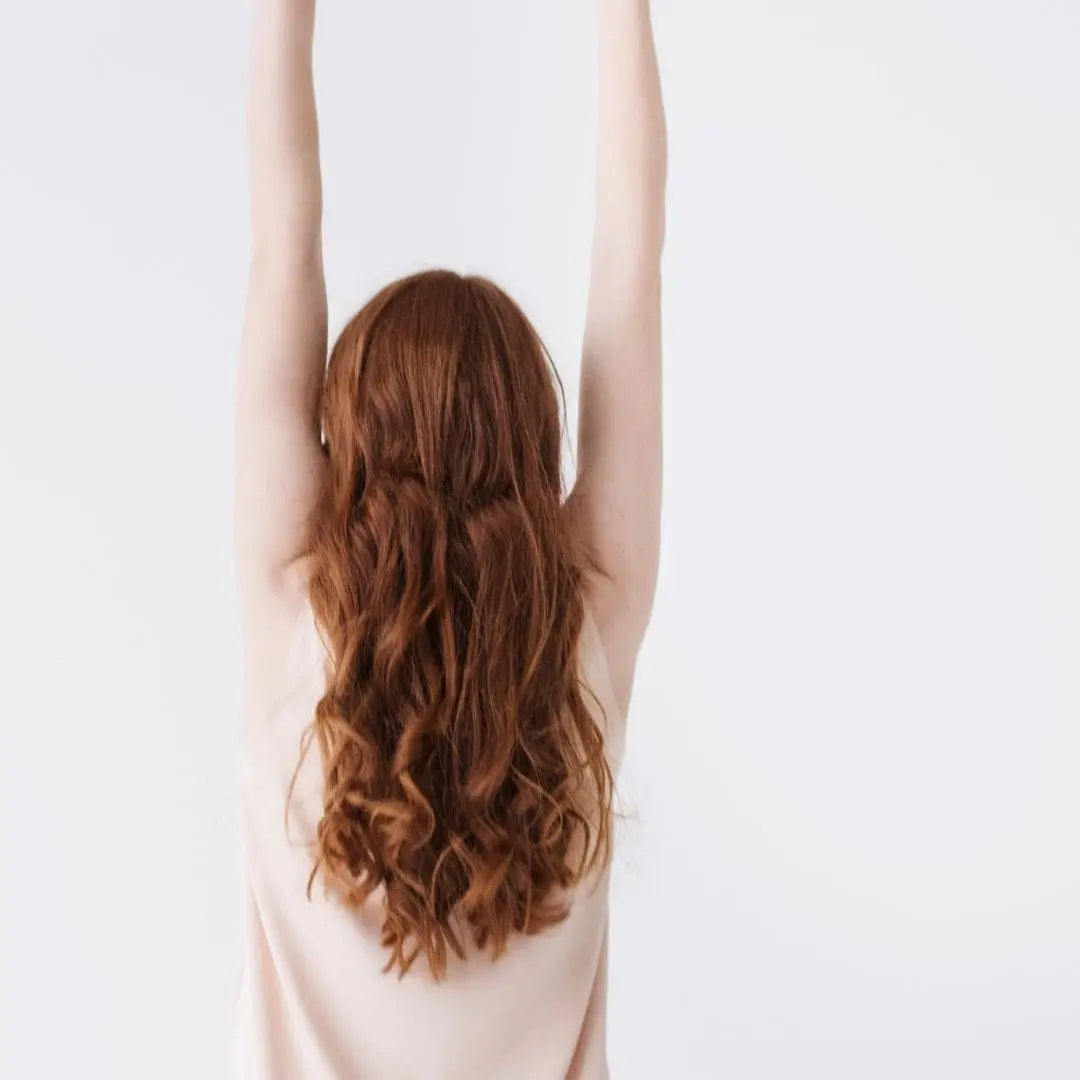 Femme de dos avec les cheveux longs - LAO Care - Cheveux au naturel - Soins lavants 100% d'origine naturelle - Shampoings sans sulfates ni silicones