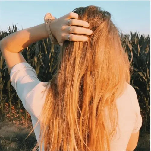 Lisa de LAO qui se tient les cheveux de derrière - LAO - Cheveux au naturel - Soins lavants 100% d'origine naturelle - Shampoings sans sulfates ni silicones