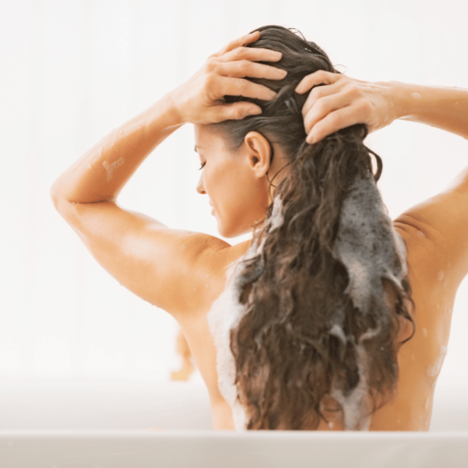Femme qui se lave les cheveux - LAO - Cheveux au naturel - Soins lavants 100% d'origine naturelle - Shampoings sans sulfates ni silicones