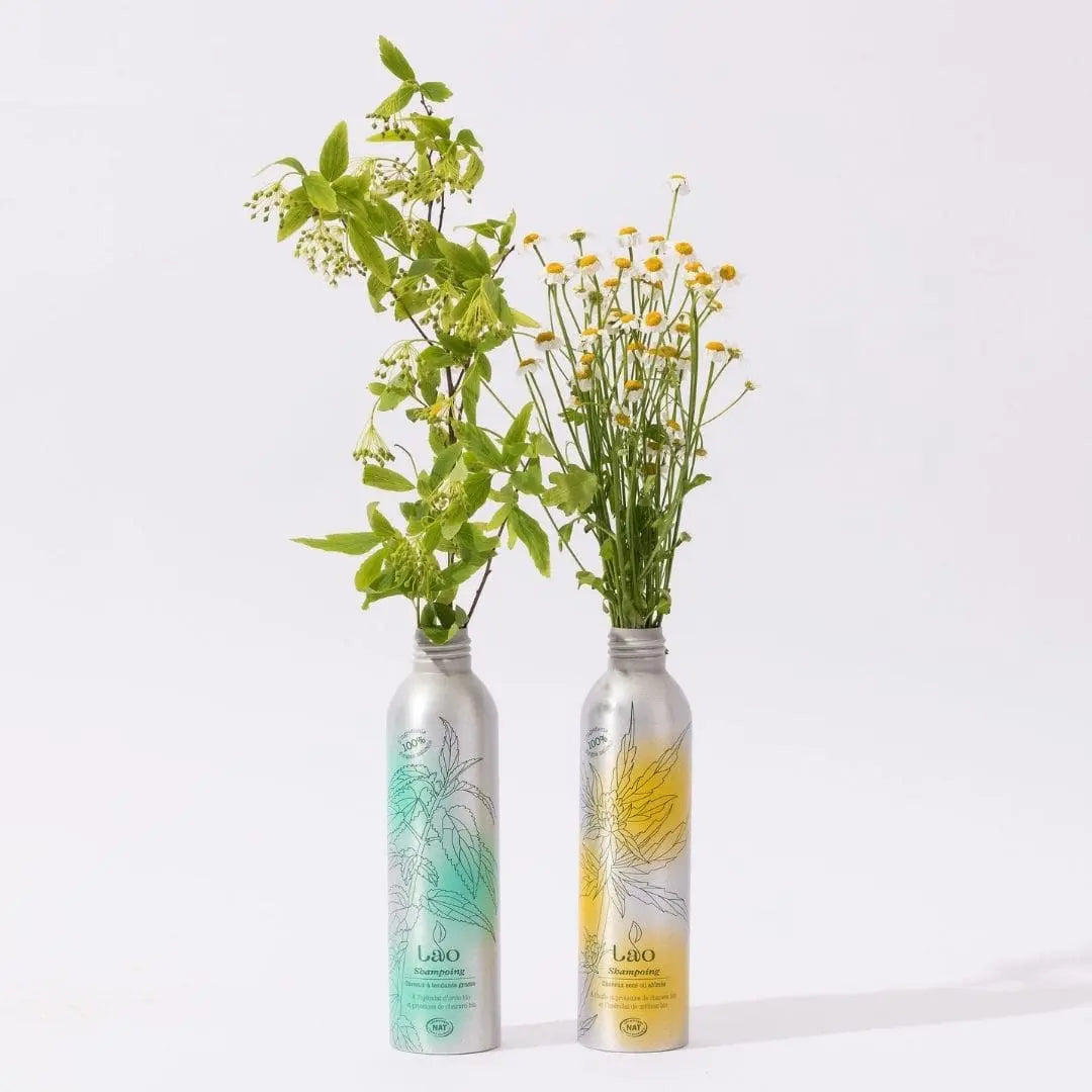 Flacons de shampoing avec des fleurs - Nombreuses personnes associent le naturel à léco-responsabilité. 