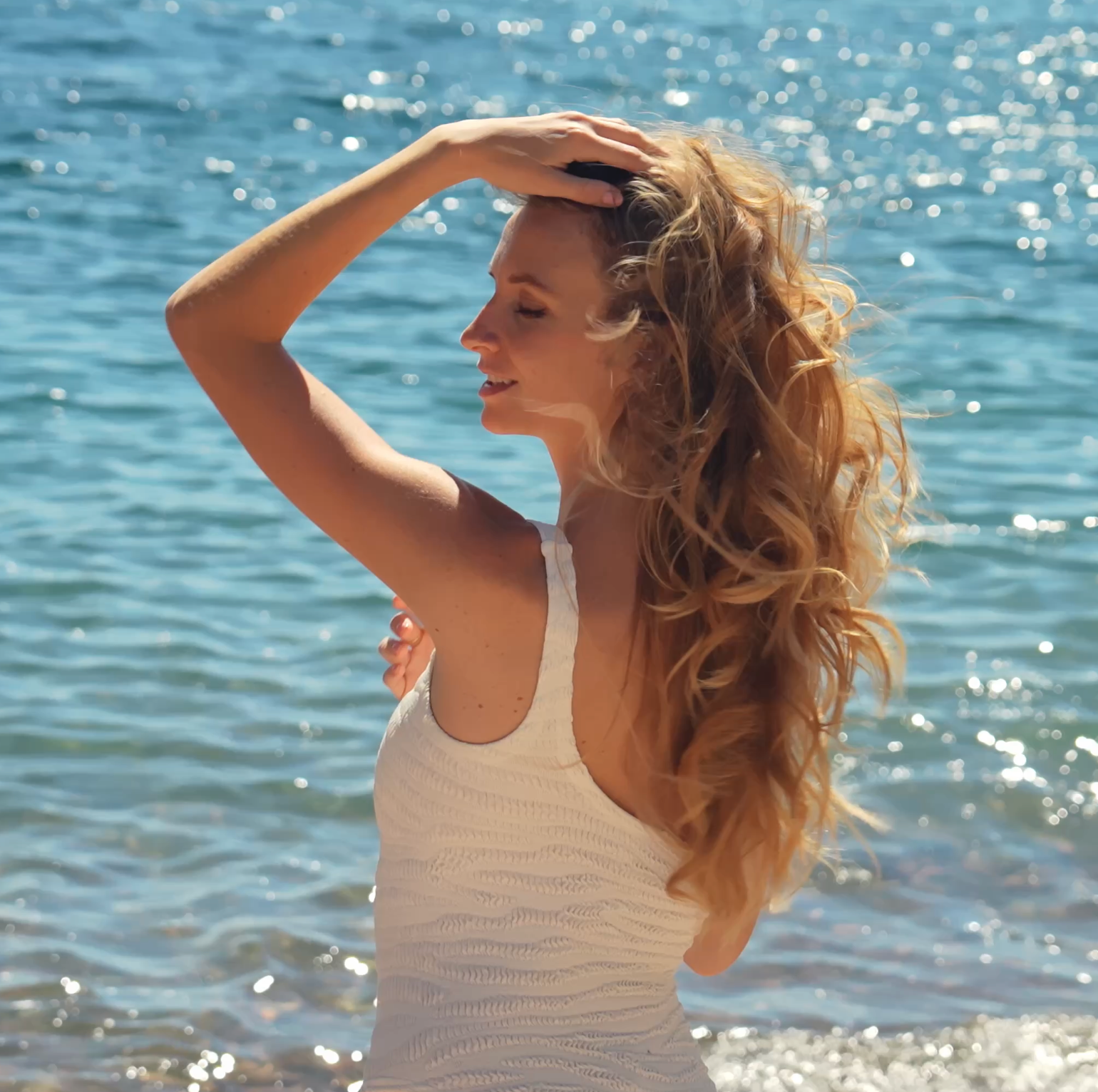 5 astuces pour empêcher ses cheveux de s'abîmer l'été