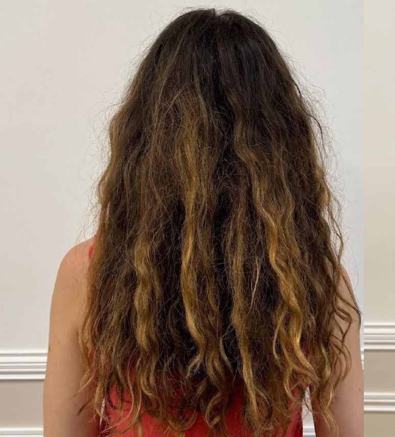 Cheveux bouclés de Natacha avant la Cure Régénérante LAO Care
